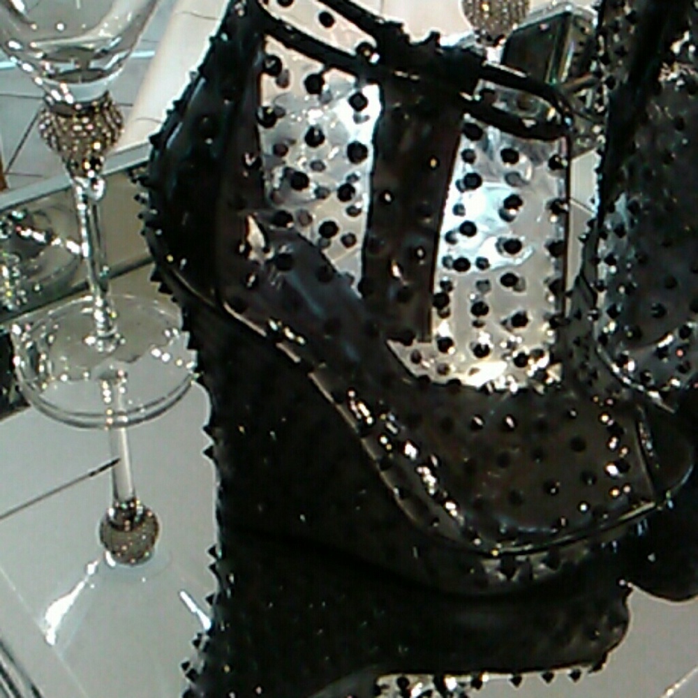 Shoes - Picture 3 of 7